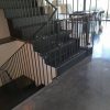 שער ציר שחור מותקן בעזרת חבקי עץ שחורים